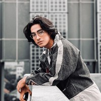 Abidzar Al Ghifari yang merupakan putra almarhum Jeffry Al Buchori juga menimba pendidikan di pondok pesantren. Dibebaskan oleh ibunya untuk memilih pekerjaan apapun asal halal, kini Abidzar terjun ke dunia hiburan dengan menjadi penyanyi dan aktor. Foto: Instagram: @abidzar73