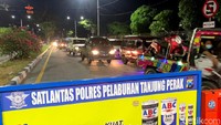 Pantauan detikcom pada Selasa (11/5) sejak pukul 17.00 WIB, ribuan mobil hendak menuju Madura melalui Suramadu. Kemacetan ini dikarenakan adanya pos penyekatan. Kemacetan mengular sepanjang 1 KM.