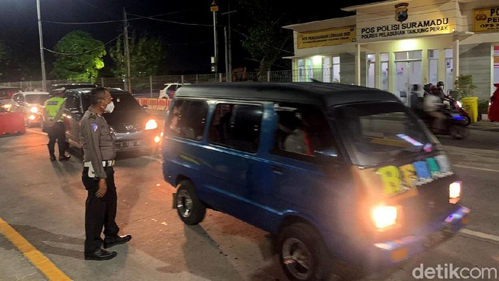 Ada Penyekatan di Suramadu, Jalur Arah Madura Macet Total Penyekatan mudik dilakukan di jalur Suramadu. Kemacetan pun terlihat dari arah Surabaya menuju Bangkalan akibat pemeriksaan petugas di pos penyekatan.