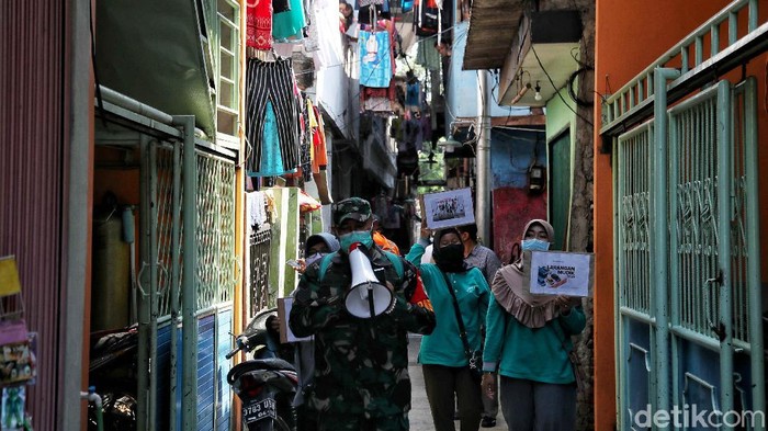 Ada Sosialisasi 'Jangan Mudik' di Permukiman Padat Ibu Kota Larangan mudik telah diberlakukan sejak Kamis (6/5) lalu. Sosialisasi larangan mudik pun dilakukan di kawasan permukiman padat di Ibu Kota. Berikut potretnya.