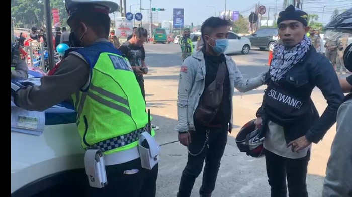 Aksi pria tiba-tiba kesurupan saat terkena penyekatan mudik.