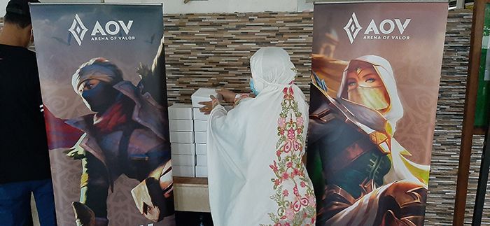 AOV Bagi-Bagi Rejeki dengan Memberikan Takjil On The Road