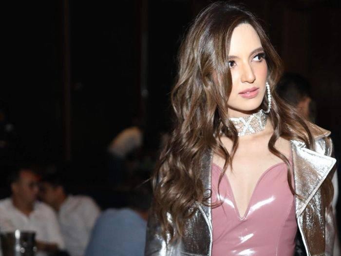 Artis Pakai Baju Murah