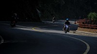 Pengendara melintas di jalur tengah Sumedang-Cirebon yang lengang di Cadas Pangeran, Kabupaten Sumedang, Jawa Barat, Selasa (11/5/2021).