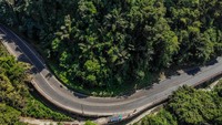 Foto udara jalur tengah Sumedang-Cirebon yang lengang di Cadas Pangeran, Kabupaten Sumedang, Jawa Barat, Selasa (11/5/2021).