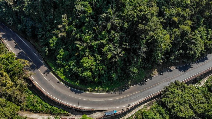 ARUS LALU LINTAS DI JALUR TENGAH JAWA LENGANG Pengendara melintas di jalur tengah Sumedang-Cirebon yang lengang di Cadas Pangeran, Kabupaten Sumedang, Jawa Barat, Selasa (11/5/2021). Seiring penerapan penyekatan mudik Idul Fitri 1442 H di sejumlah titik di Kabupaten Sumedang, Jalur Cadas Pangeran menuju arah Majalengka, Indramayu, Cirebon dan Jawa Tengah yang biasanya ramai menjelang Hari Raya Idul Fitri saat ini terpantau sepi pengendara. ANTARA FOTO/Raisan Al Farisi/wsj.