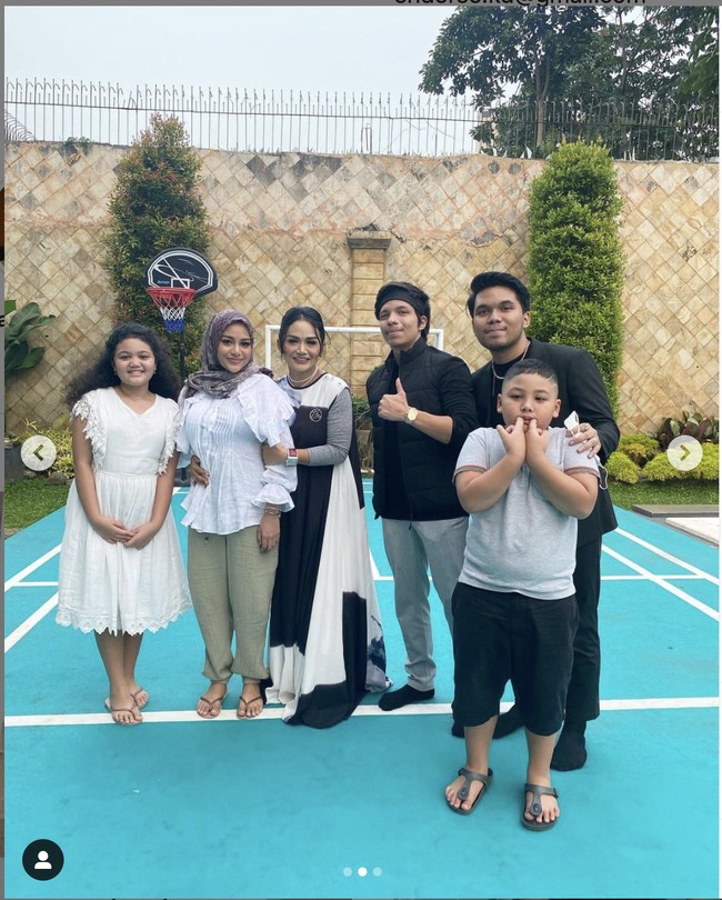 Aurel Hermansyah datang ke rumah ibunya, Krisdayanti tak hanya bersama suaminya, Atta Halilintar. Adik Atta, Thariq Halilintar juga ikut serta buka puasa bareng KD. Foto: Instagram
