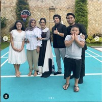 Aurel Hermansyah datang ke rumah ibunya, Krisdayanti tak hanya bersama suaminya, Atta Halilintar. Adik Atta, Thariq Halilintar juga ikut serta buka puasa bareng KD. Foto: Instagram