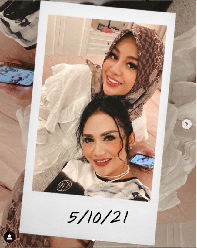 Krisdayanti juga mengunggah foto dirinya bersama Aurel yang tampil berhijab. Dia bertanya pada netizen apakah memang Aurel makin mirip dengannya. “Banyak yg bilang muka anak saya tambah mirip yaaa..tapi klau udah jadi bumil gini apa masih mirip ?🥰 mimi doakan kalian semua sehat ya nak. Terimakasih sudah datang sama mas nya,” tulis penyanyi yang kini menjadi anggota DPR itu. Foto: Instagram