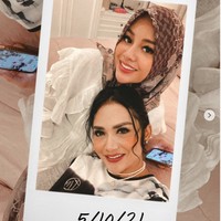 Krisdayanti juga mengunggah foto dirinya bersama Aurel yang tampil berhijab. Dia bertanya pada netizen apakah memang Aurel makin mirip dengannya. “Banyak yg bilang muka anak saya tambah mirip yaaa..tapi klau udah jadi bumil gini apa masih mirip ?🥰 mimi doakan kalian semua sehat ya nak. Terimakasih sudah datang sama mas nya,” tulis penyanyi yang kini menjadi anggota DPR itu. Foto: Instagram