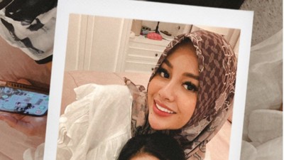 7 Gaya Aurel Berhijab Buka Puasa Bareng Krisdayanti, Dikomentari Raul Lemos