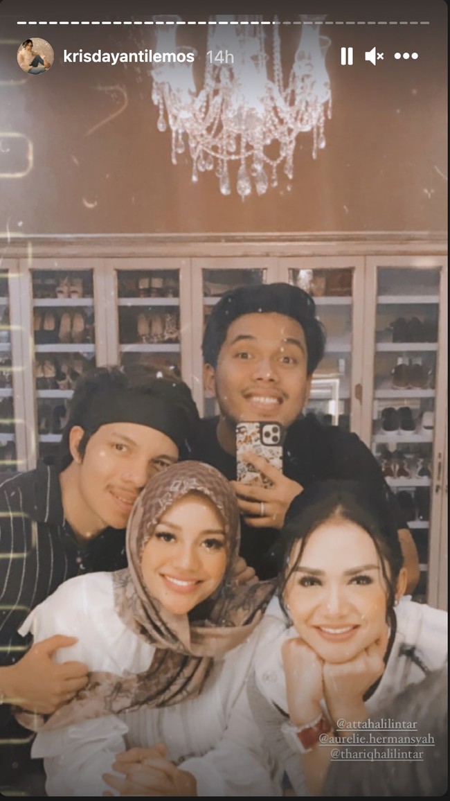 Saat buka puasa bersama Krisdayanti, Aurel Hermansyah tampak mengenakan hijab voal segitiga berwarna ungu dengan motif monogram dan bunga. Foto: Instagram