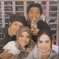 Saat buka puasa bersama Krisdayanti, Aurel Hermansyah tampak mengenakan hijab voal segitiga berwarna ungu dengan motif monogram dan bunga. Foto: Instagram