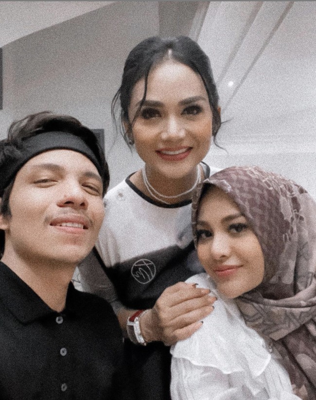 Bertemu untuk buka puasa bersama, kebersamaan Krisdayanti dan Aurel Hermansyah ini dibanjiri komentar netizen termasuk Raul Lemos dan rekan sesama artis. “Indahnya ramadhan,” tulis Raul Lemos. “tahniah love..,” tulis penyanyi Malaysia, Siti Nurhaliza. Foto: Instagram