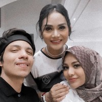 Bertemu untuk buka puasa bersama, kebersamaan Krisdayanti dan Aurel Hermansyah ini dibanjiri komentar netizen termasuk Raul Lemos dan rekan sesama artis. “Indahnya ramadhan,” tulis Raul Lemos. “tahniah love..,” tulis penyanyi Malaysia, Siti Nurhaliza. Foto: Instagram