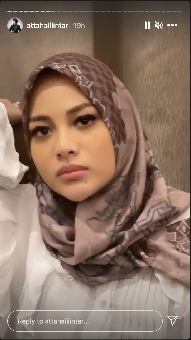 Hijab yang dipakai Aurel Hermansyah ini datang dari brand lokal Buttonscarvers. Hijab Haramain Series itu dijual di situs Buttonscarves seharga Rp 395 ribu. Foto: Instagram