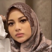 Hijab yang dipakai Aurel Hermansyah ini datang dari brand lokal Buttonscarvers. Hijab Haramain Series itu dijual di situs Buttonscarves seharga Rp 395 ribu. Foto: Instagram