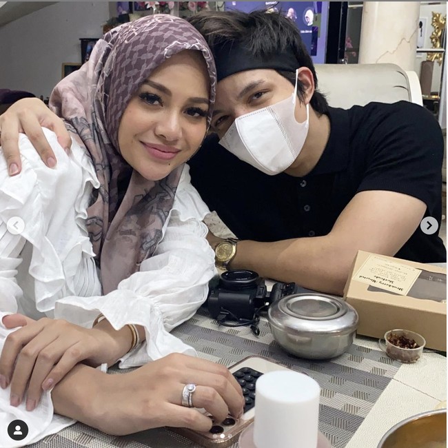 Inilah momen bahagia saat Aurel Hermansyah dan suaminya Atta Halilintar datang ke rumah Krisdayanti utuk buka puasa bersama. “Bukber bareng mimi,” tulis Atta Halilintar di unggahan Instagramnya pada Senin (10/5/2021). Foto: Instagram