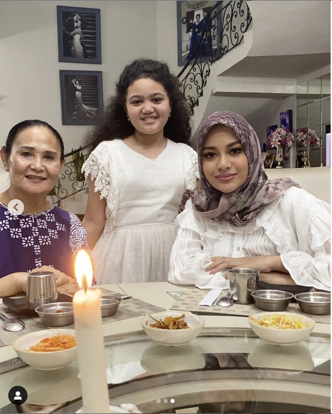 Keberadaan Aurel dan Azriel di rumah Krisdayanti ini disebut netizen sebagai momen langka karena sebelumnya keduanya pernah ‘berseteru’ dengan suami sang ibu, Raul Lemos. Foto: Instagram