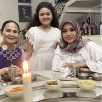Keberadaan Aurel dan Azriel di rumah Krisdayanti ini disebut netizen sebagai momen langka karena sebelumnya keduanya pernah ‘berseteru’ dengan suami sang ibu, Raul Lemos. Foto: Instagram