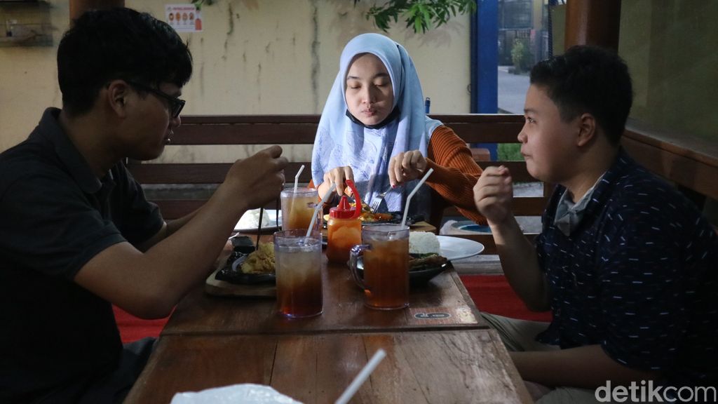 Ayam Tempayan Khas Kudus dengan 7 Sambal Ini Cocok Buat Sajian Lebaran