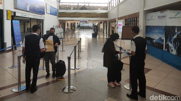 Penumpang di Bandara Juanda Surabaya terpantau sepi hingga H-2 Lebaran. Sepinya penumpang terpantau sejak masa larangan mudik 2021 diterapkan pada 6 Mei.