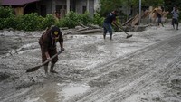 Banjir lumpur yang terjadi pada Selasa dini hari itu kembali menerjang desa tersebut, disebabkan oleh hujan di pegunungan dan mengakibatkan longsor serta membawa material ke pemukiman dan menutup jalan.