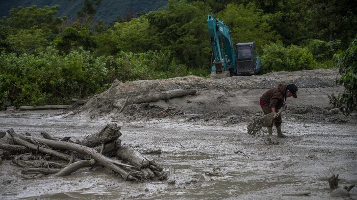 BANJIR LUMPUR KEMBALI TERJANG DESA BEKA Sejumlah warga membersihkan jalan yang tertutup lumpur di Desa Beka, Marawola, Kabupaten Sigi, Sulawesi Tengah, Selasa (11/5/2021). Banjir lumpur yang terjadi pada Selasa dini hari itu kembali menerjang desa tersebut, disebabkan oleh hujan di pegunungan dan mengakibatkan longsor serta membawa material ke pemukiman dan menutup jalan. ANTARAFOTO/Basri Marzuki/wsj.
