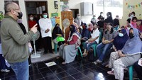 Direktur Utama Bank Mega Syariah (BMS) Yuwono Waluyo berbincang dengan warga akan perihal tujuan kegiatan yang dilakukan di sekitar kantor Bank Mega Syariah, Jakarta, Selasa (11/5)