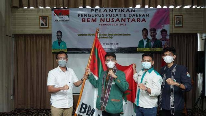 Koordinator Pusat BEM Nusantara Dimas Prayoga memberikan keterangan pers terkait kinerja Kapolri Jenderal Listyo Sigit Prabowo.