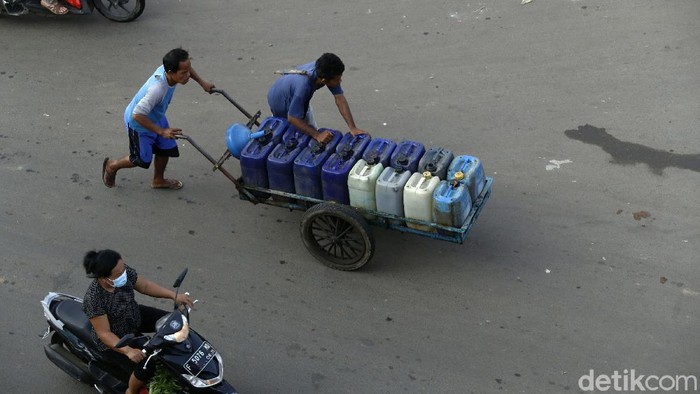 Berkah Ramadhan, Pedagang Air Bersih Keliling Raup Untung Ramadhan turut membawa berkah pedagang air bersih keliling. Mereka meraup untung lebih banyak dibanding hari biasa.