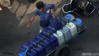 Satu jerigen dengan kapasitas 25 liter dijual dengan harga Rp 2.500.