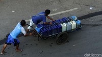 Pedagang air biasanya berkeliling pada pagi dan sore hari.
