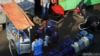 Selama bulan puasa, pedagang mengaku hampir sebulan terakhir terjadi peningkatan pembelian air bersih.