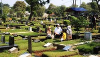 Sejumlah warga berziarah jelang Lebaran.