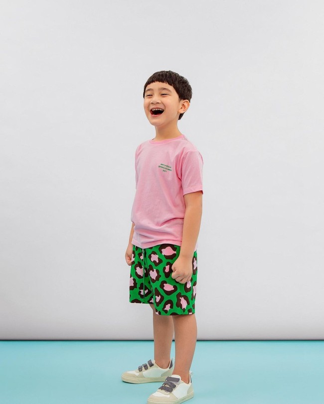 Rafathar Malik Ahmad sering tampil dalam video YouTube dan acara televisi bersama ayah dan ibunya. Beberapa waktu lalu, ia pun dipilih jadi model brand busana. Sebelumnya anak yang sering disapa Aa ini juga pernah membintangi film dengan namanya sendiri. Foto: Instagram