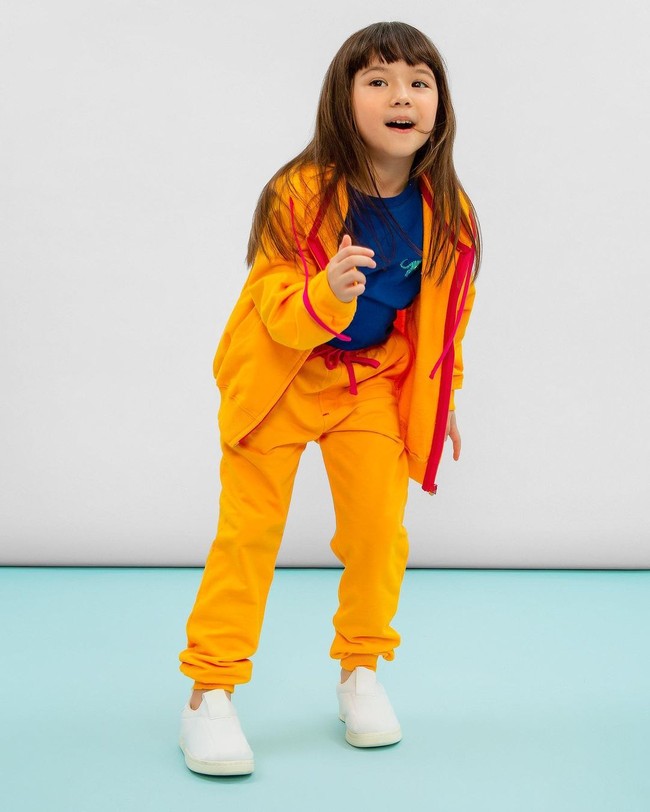 Seperti Rafathar, Gempita Nora juga mulai dilirik sebagai model brand busana anak selain sering berpose di akun Instagram ibunya. Tak jarang gadis cantik hasil pernikahan Gading Marten dan Gisella Anastasia yang sering disapa Gempi ini juga kerap di acara televisi. Foto: Instagram