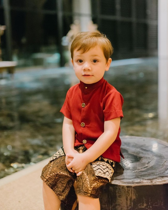 Lucio Otthild William mewarisi wajah rupawan dari orangtuanya yang berprofesi sebagai artis. Tak heran jika anak Stefan William dan Celine Evangelista yang berwajah bule ini diminta tampil di sinetron. Tapi dikatakan sang ayah hanya memberi izin untuk satu episode saja.  Foto: Instagram