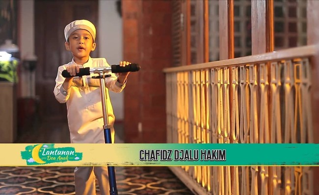 Di acara yang sama, hadir pula Chafidz Djalu Hakim yang merupakan anak dari Irfan Hakim. Ia pun sudah pintar membaca AlQuran dan melantunkan doa. Foto: Instagram