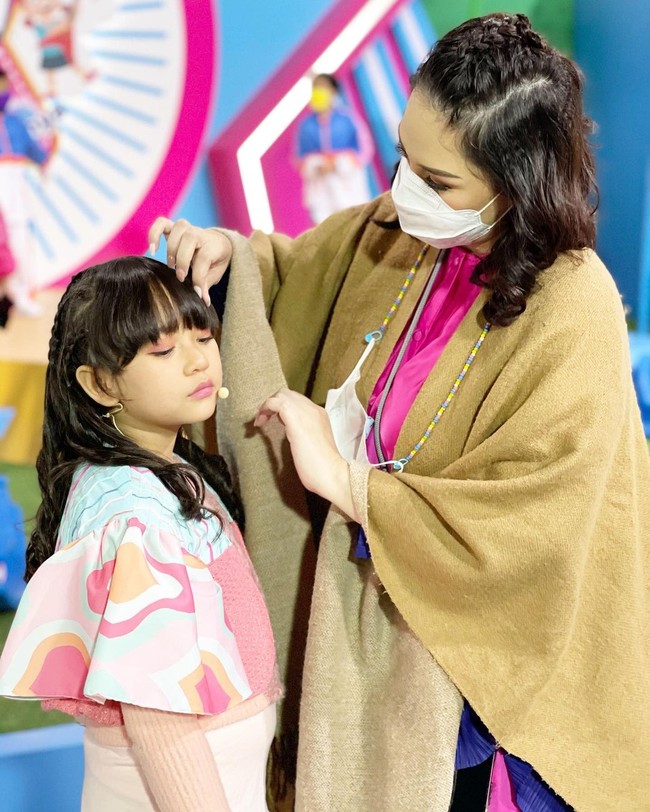 Nala Kania adalah putri dari Mona Ratuliu. Selain sering bikin video TikTok baru-baru ini Nala juga telah merambah acara televisi bahkan manggung bersama ayahnya, Indra Brasco dan dikabarkan akan segera merilis lagu. Foto: Instagram