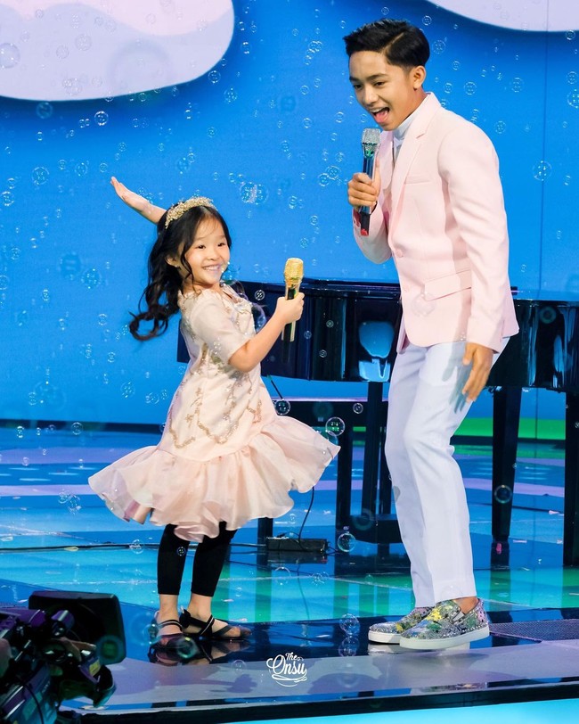 Selain terlihat di acara televisi bersama ayah dan ibunya, Thalia Putri Onsu juga mulai terjun ke dunia tarik suara dengan berduet di lagu UU..AA..UU bersama kakaknya Betrand Peto. Foto: Instagram