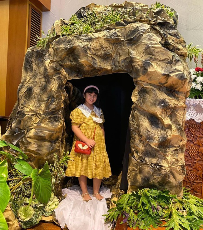 Seperti banyak anak artis, Dialucita Annabel Estheressa Thiorina kerap tampil di berbagai postingan dan YouTube orangtua mereka. Tapi belakangan anak Astrid Tiar ini juga mulai muncul di acara televisi. Banyak yang menganggap ia cocok jadi artis karena pintar akting dan bergaya. Foto: Instagram