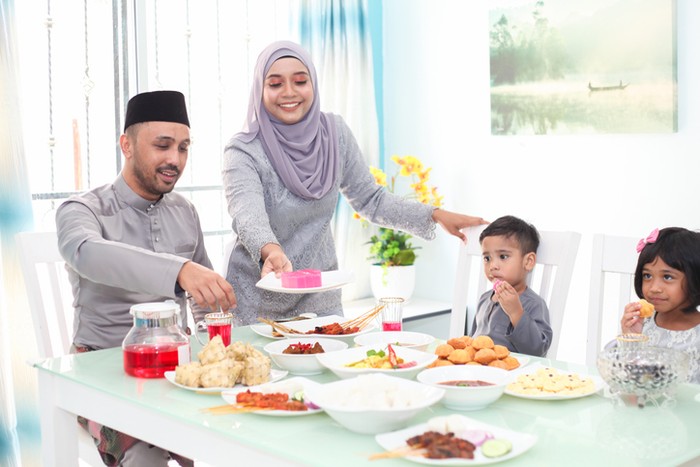 Disunnahkan Makan dan Minum sebelum Shalat Idul Fitri