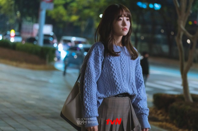 Dalam Doom at Your Service, Park Bo Young dikisahkan sebagai editor web novel bernama Tak Dong Kyung. Ia kerap menemui kemalangan dalam hidupnya dan bikin penonton haru. Foto: dok. tvN