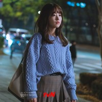 Dalam Doom at Your Service, Park Bo Young dikisahkan sebagai editor web novel bernama Tak Dong Kyung. Ia kerap menemui kemalangan dalam hidupnya dan bikin penonton haru. Foto: dok. tvN