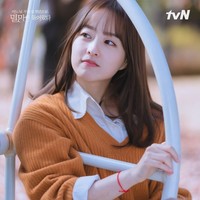 Karakter Park Bo Young harus bekerja keras setelah kedua orang tuanya meninggal. Ia belajar menahan diri untuk menangis di umur 10 tahun karena harus menenangkan sang adik. Foto: dok. tvN