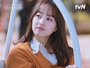 Park Bo Young Sebut Karakternya Relatable, Bikin Haru di Doom at Your Service