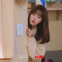 Suatu malam, Tak Dong Kyung membuat permintaan saat melihat bintang jatuh. Ia berharap dunia akan segera berakhir dan hal itu di dengar oleh Myul Mang (pemain Seo In Guk). Foto: dok. tvN