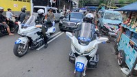 Jalan yang dilintasi itu adalah sepanjang Jalan Belawan,  kawasan Cideng, Jakarta Pusat, sasaran untuk dibagikan sembako yang logistiknya dibawakan oleh personel dalam iring-iringan rombongan Presiden Jokowi. 