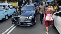 Pada kesempatan itu pula itu membagikan sembako di sekitar kawasan Cideng, Jakarta. 